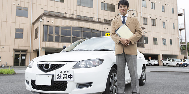 教官と教習車